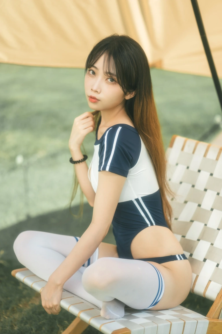 杏仁曲奇《蓝白泳装》主题写真：50张全套美图