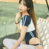 杏仁曲奇《蓝白泳装》主题写真：50张全套美图