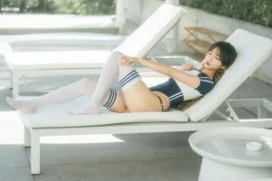 杏仁曲奇《蓝白泳装》主题写真：50张全套美图