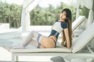 杏仁曲奇《蓝白泳装》主题写真：50张全套美图