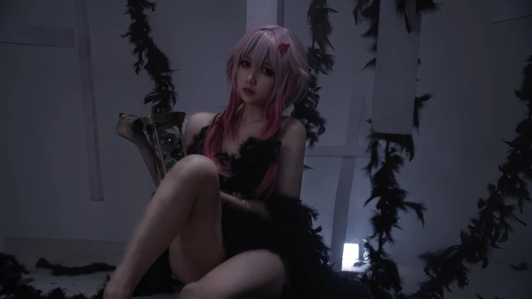 小和甜酒《黑羽》主题写真：9张全套美图