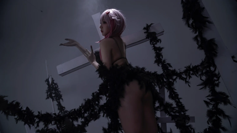 小和甜酒《黑羽》主题写真：9张全套美图