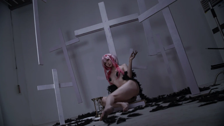 小和甜酒《黑羽》主题写真：9张全套美图