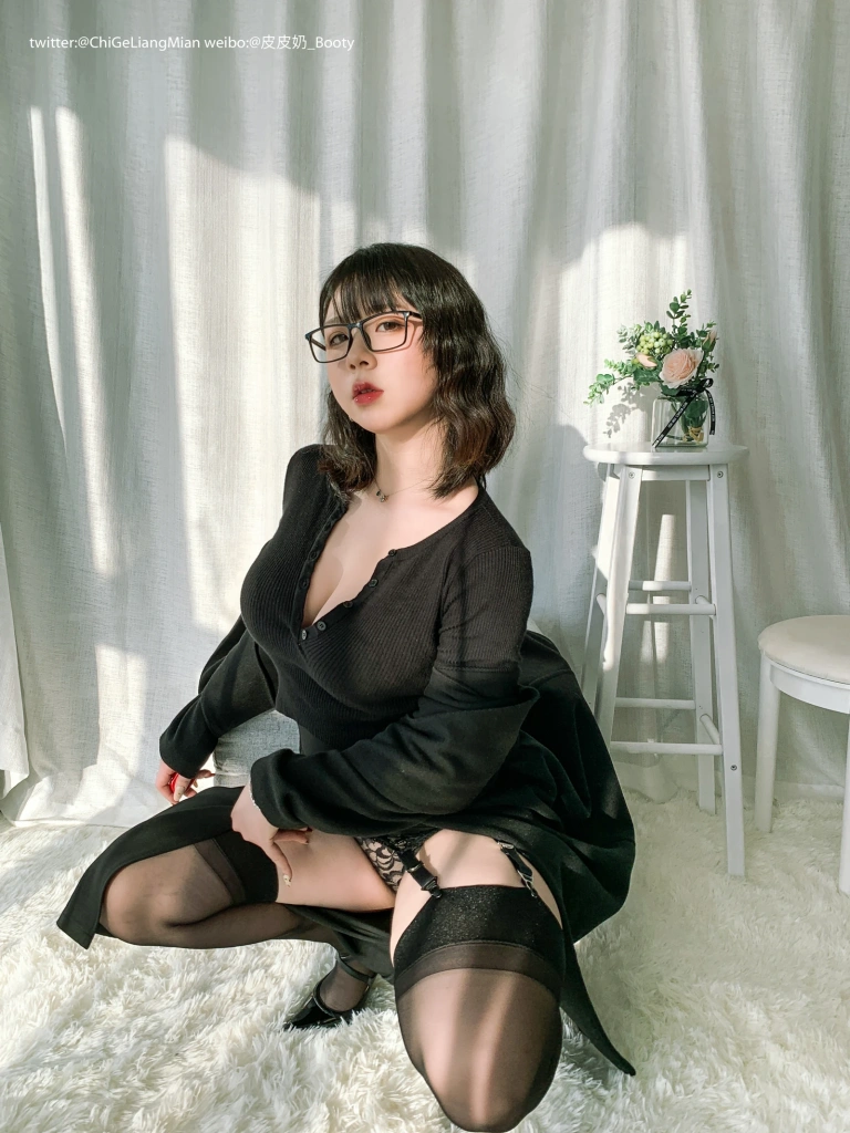 皮皮奶《黑色高岭OL自拍》主题写真：148张全套美图，含1个视频