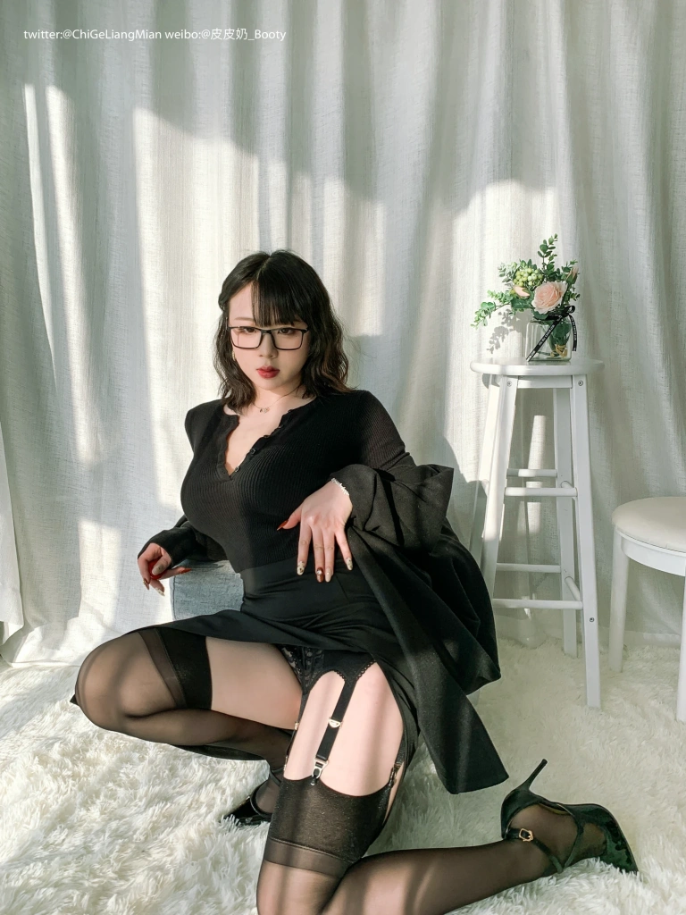皮皮奶《黑色高岭OL自拍》主题写真：148张全套美图，含1个视频