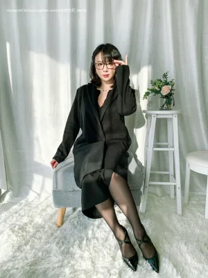 皮皮奶《黑色高岭OL自拍》主题写真：148张全套美图，含1个视频