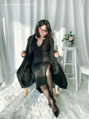 皮皮奶《黑色高岭OL自拍》主题写真：148张全套美图，含1个视频