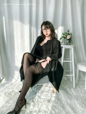 皮皮奶《黑色高岭OL自拍》主题写真：148张全套美图，含1个视频