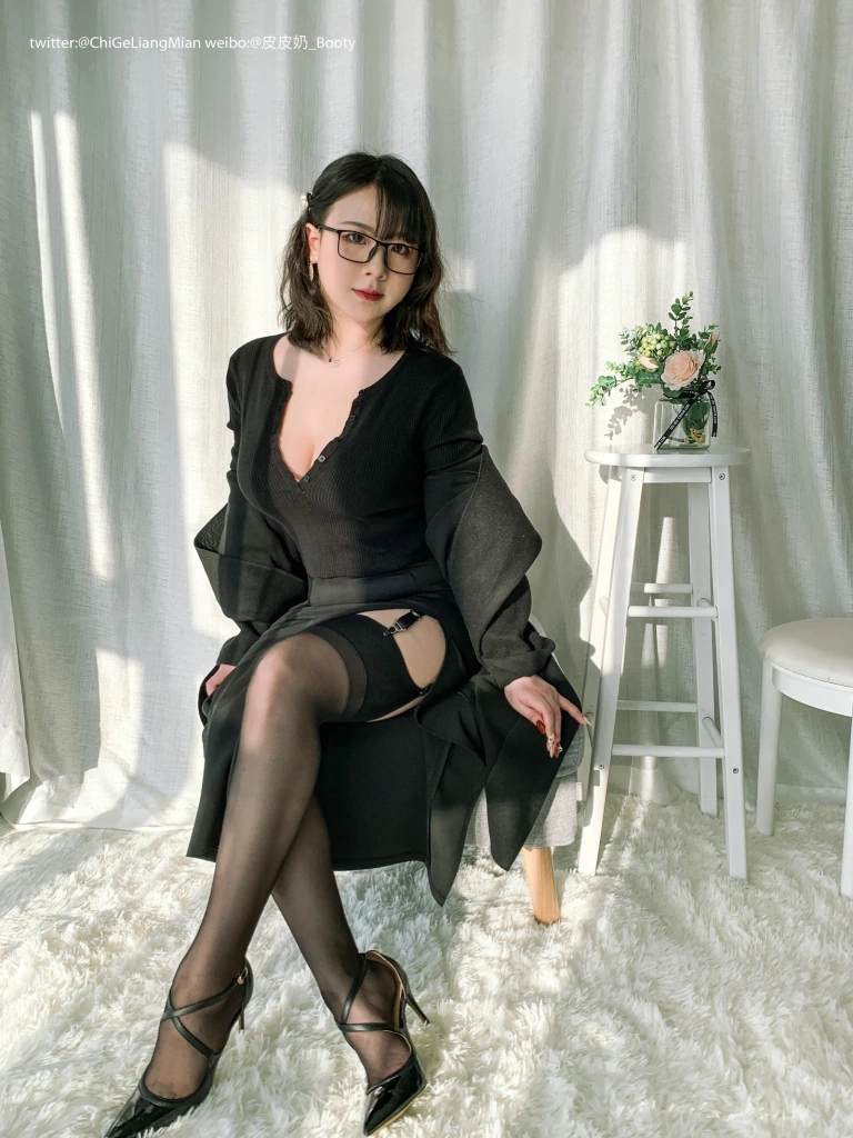 皮皮奶《黑色高岭OL自拍》主题写真：148张全套美图，含1个视频