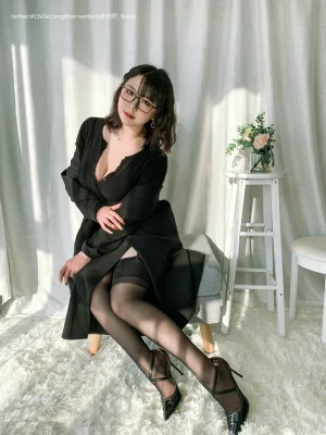 皮皮奶《黑色高岭OL自拍》主题写真：148张全套美图，含1个视频