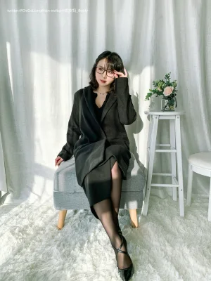 皮皮奶《黑色高岭OL自拍》主题写真：148张全套美图，含1个视频