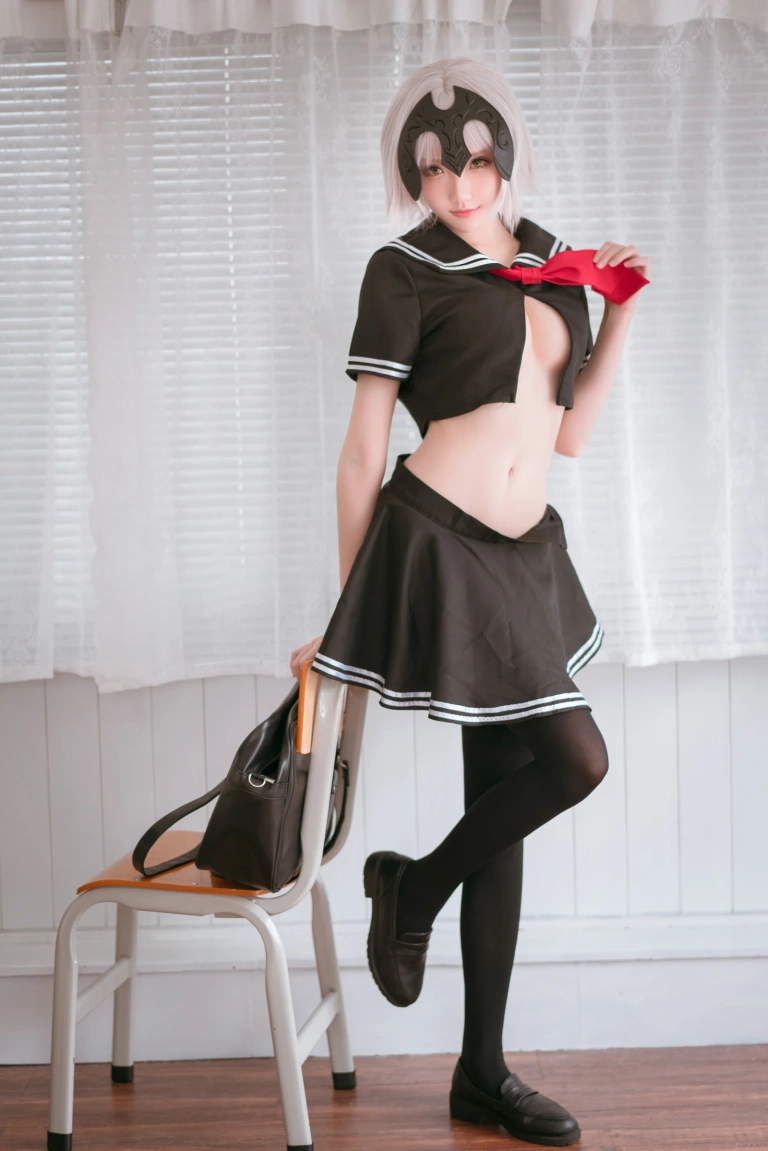 瓜希酱《黑贞德 校服》主题写真：13张全套美图