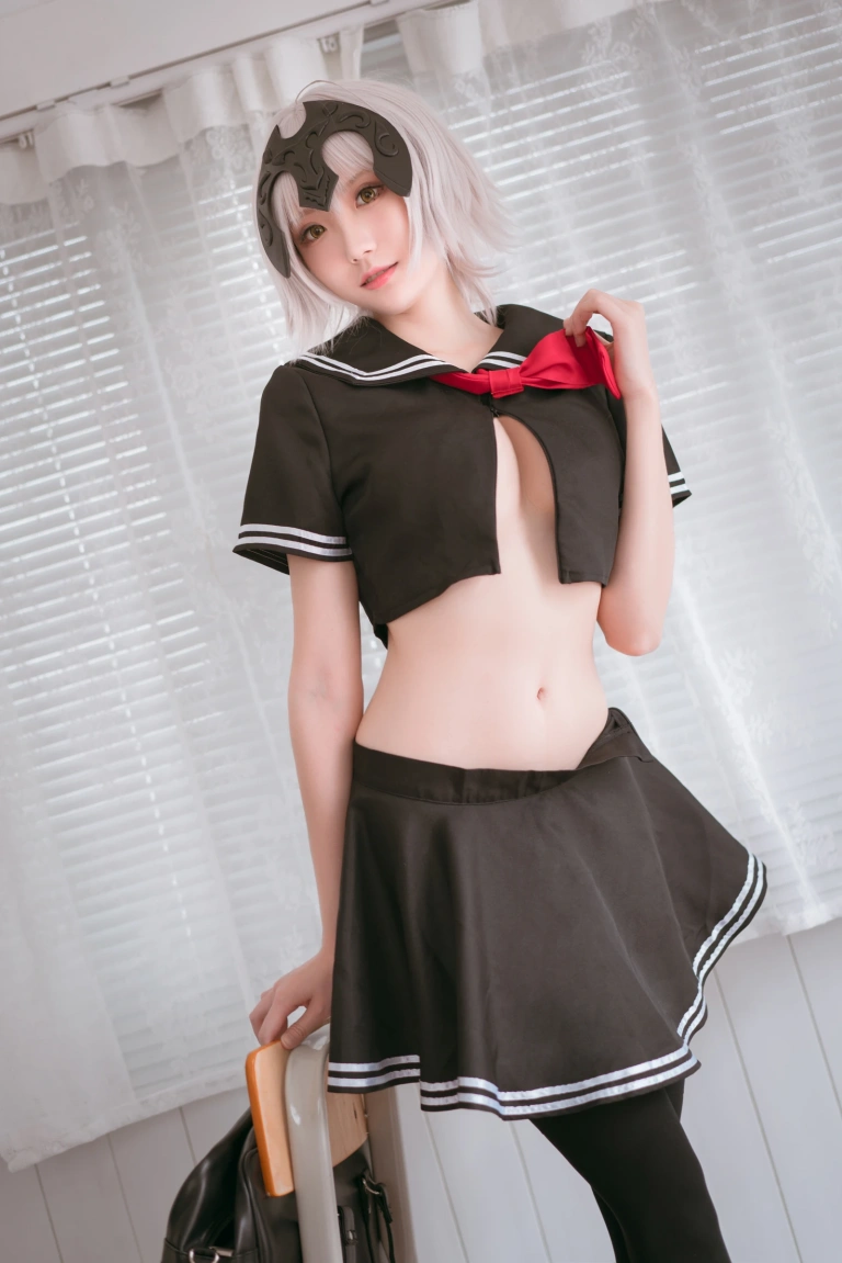 瓜希酱《黑贞德 校服》主题写真：13张全套美图