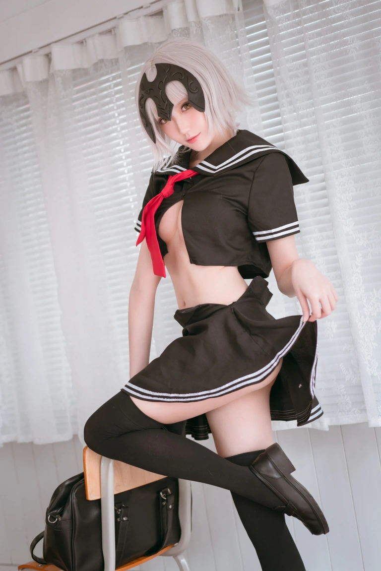瓜希酱《黑贞德 校服》主题写真：13张全套美图
