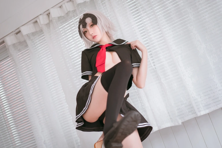 瓜希酱《黑贞德 校服》主题写真：13张全套美图