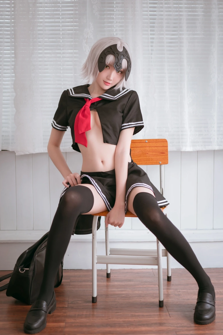 瓜希酱《黑贞德 校服》主题写真：13张全套美图