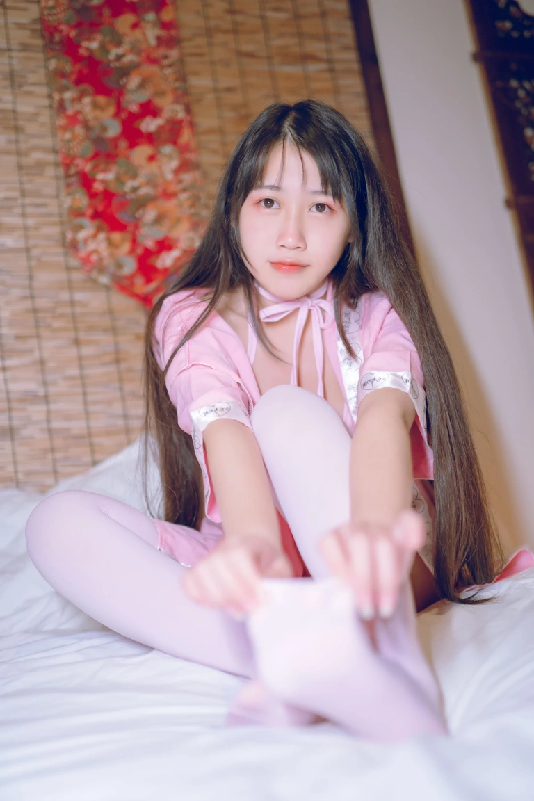 不呆猫《粉红》主题写真：14张全套美图