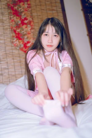 不呆猫《粉红》主题写真：14张全套美图