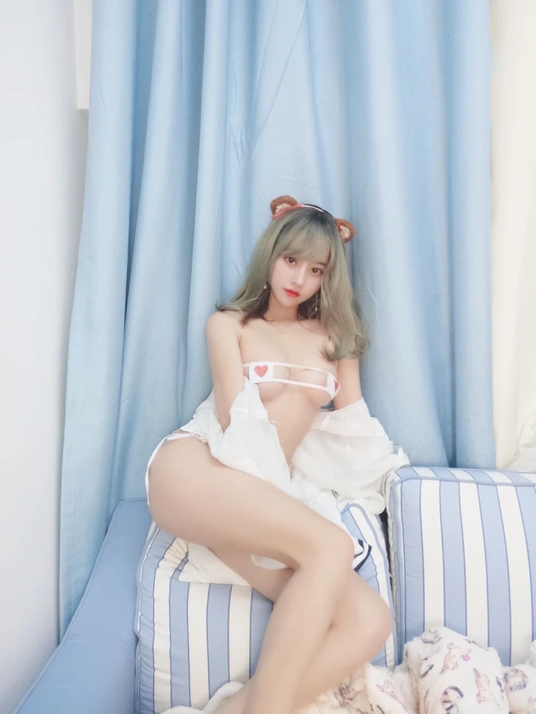 过期米线线喵《白色耳兽》主题写真：18张全套美图