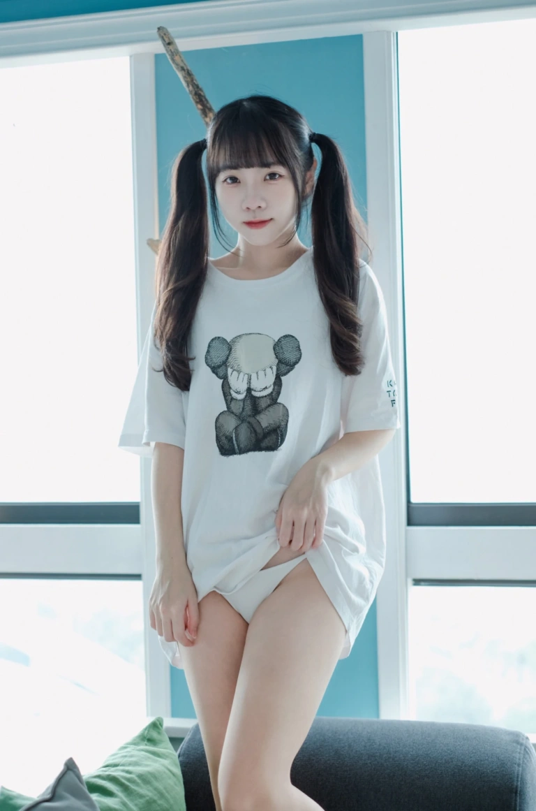 可可小白兔《捕獲一隻沒穿褲褲の小白兔🐰》主题写真：30张全套美图