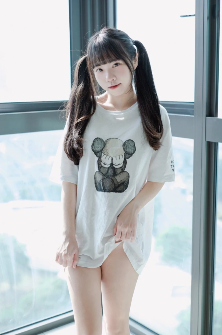 可可小白兔《捕獲一隻沒穿褲褲の小白兔🐰》主题写真：30张全套美图