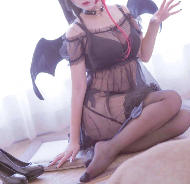 日奈娇(椎名莜)《红色使魔》主题写真：40张全套美图