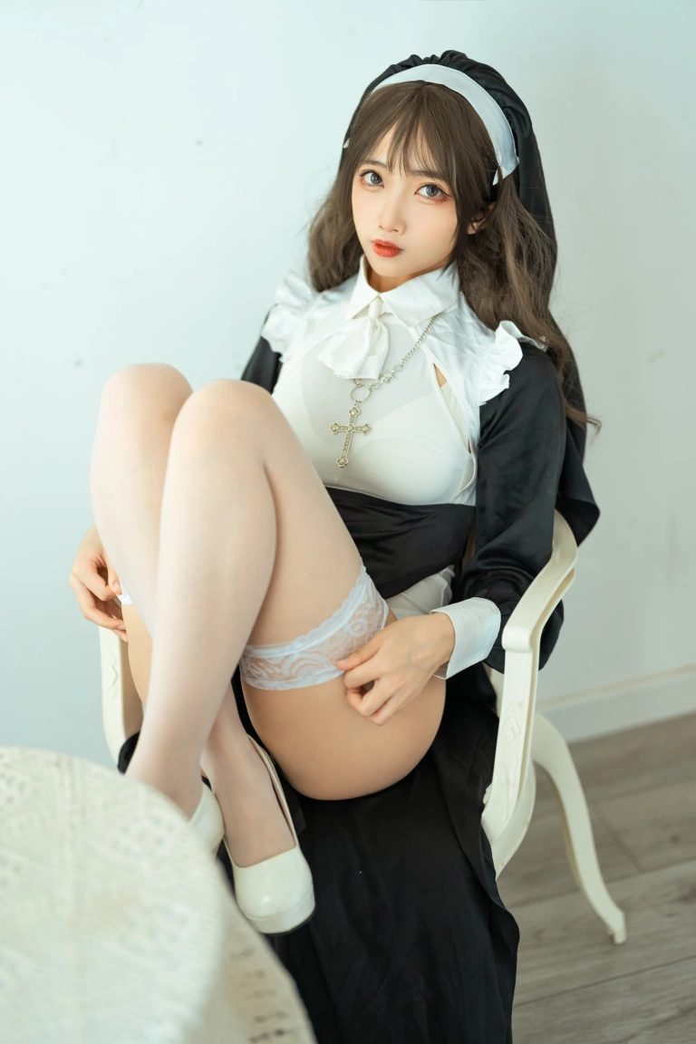 杏仁曲奇《忏悔修女》主题写真：45张全套美图