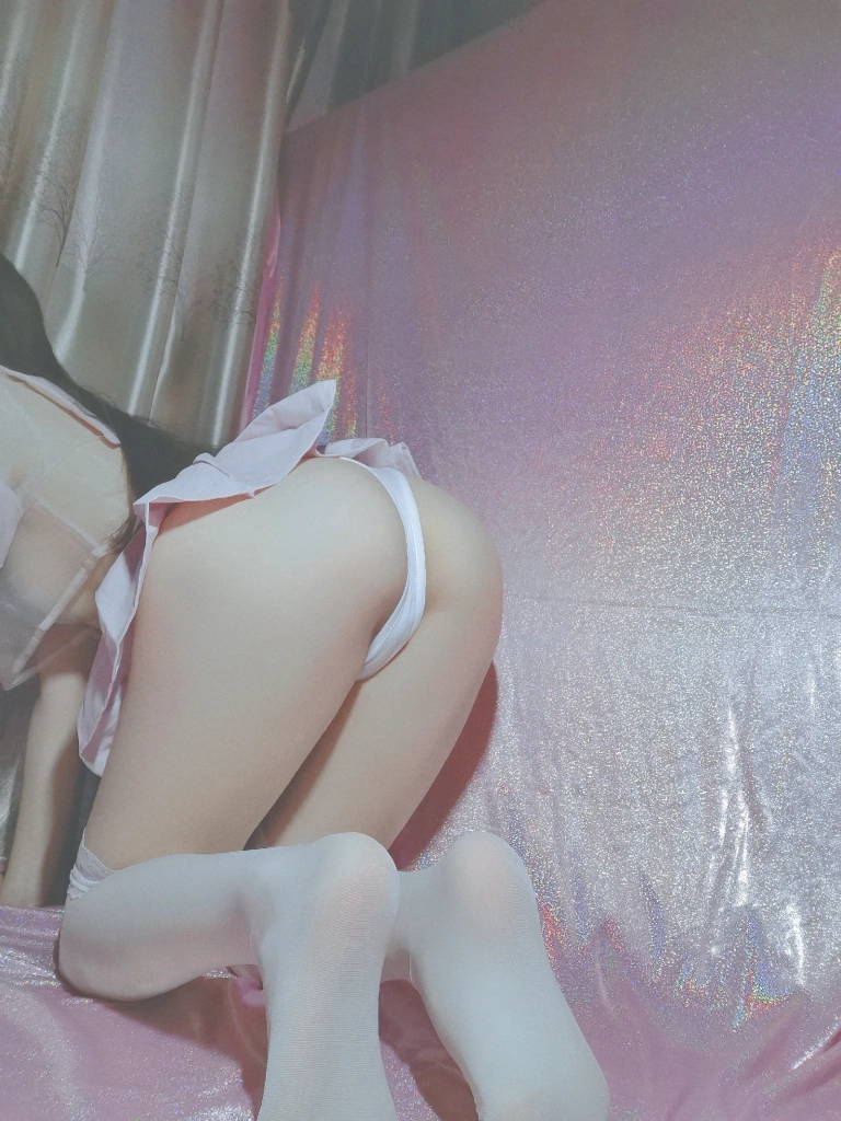 七月喵子《粉嫩水手服》主题写真：48张全套美图