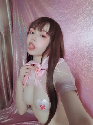 七月喵子《粉嫩水手服》主题写真：48张全套美图