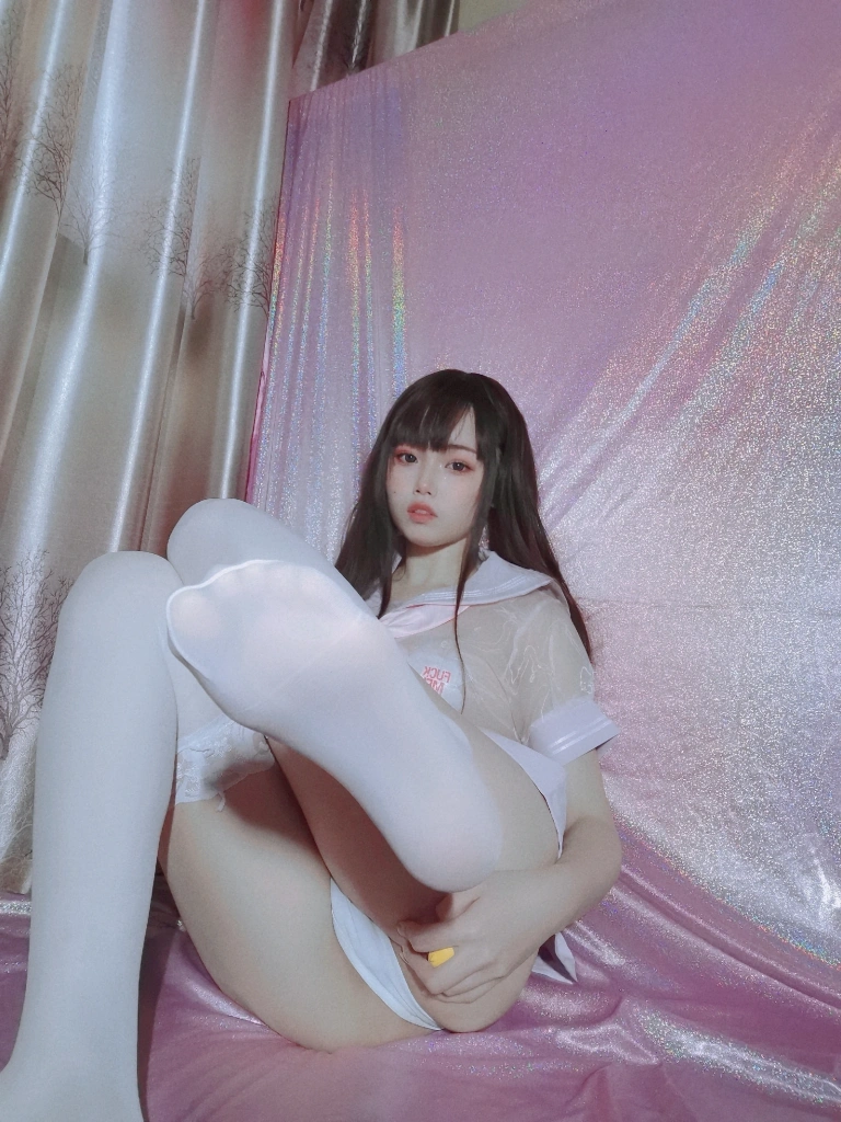 七月喵子《粉嫩水手服》主题写真：48张全套美图