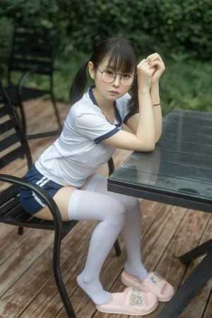 幼水铃衣《温泉体操服》主题写真：85张全套美图