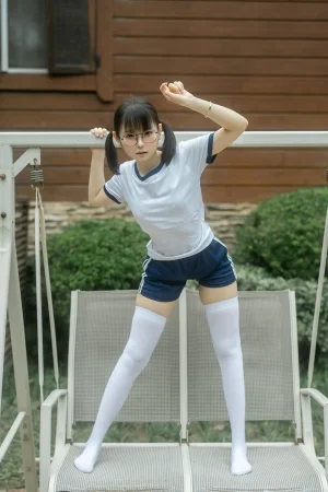 幼水铃衣《温泉体操服》主题写真：85张全套美图