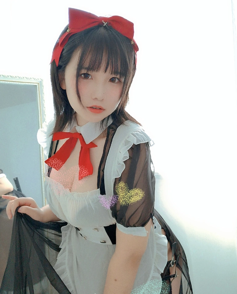 阿半今天很开心《女仆》主题写真：9张全套美图