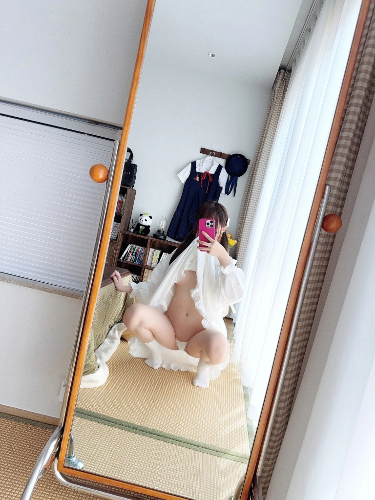 雫しずく《[Fantia] 2025年03月订阅》主题写真：328张全套美图，含2个视频