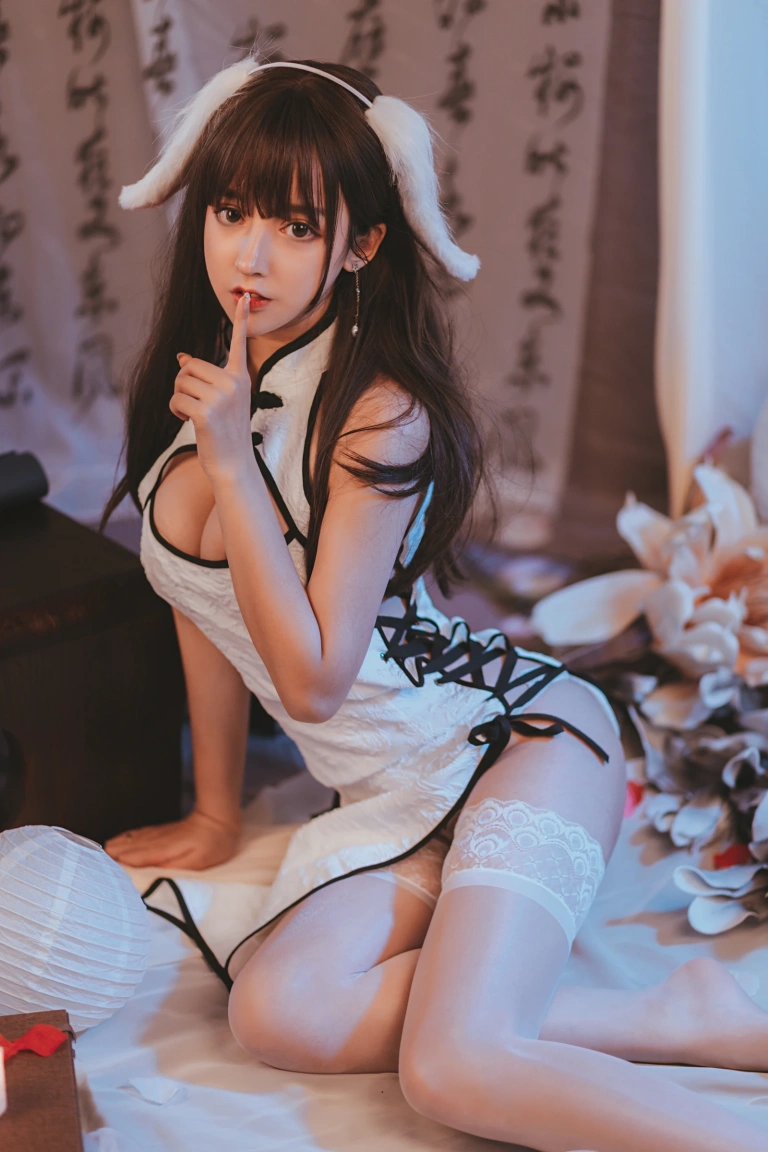 过期米线线喵《白色旗袍》主题写真：22张全套美图