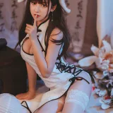 过期米线线喵《白色旗袍》主题写真：22张全套美图
