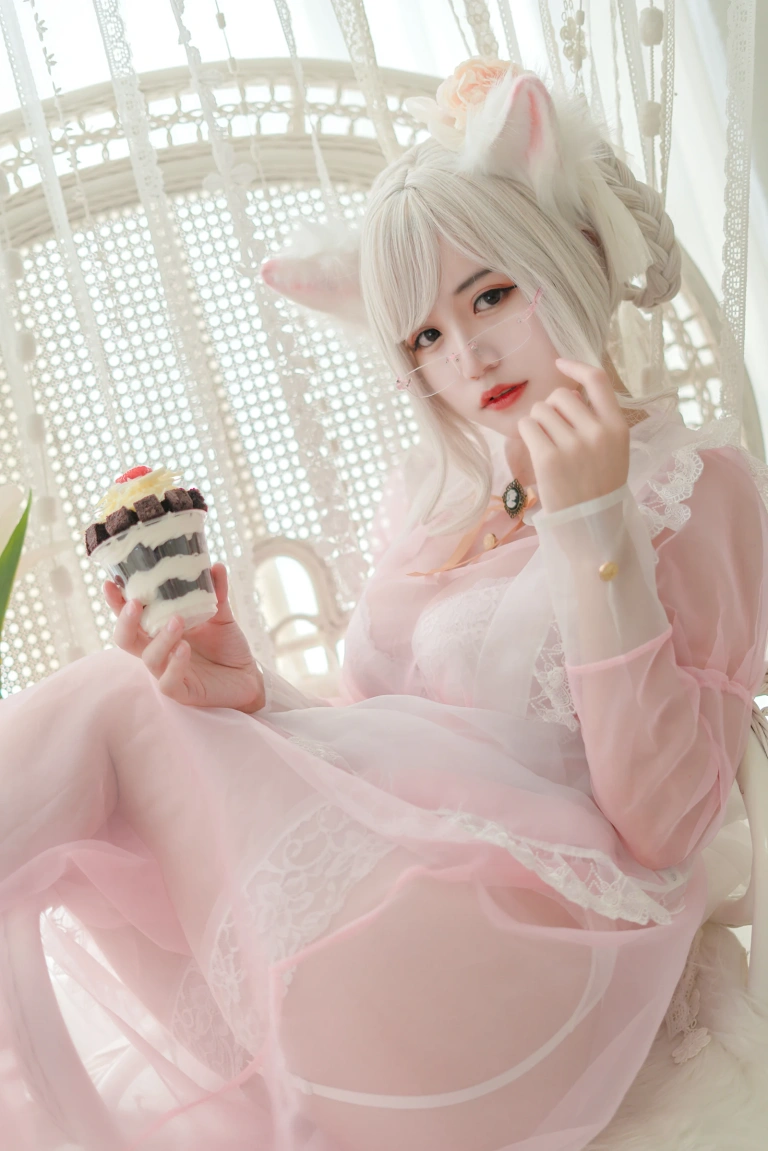 小仓千代《透明女仆粉色》主题写真：24张全套美图