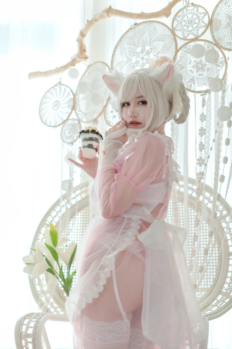 小仓千代《透明女仆粉色》主题写真：24张全套美图