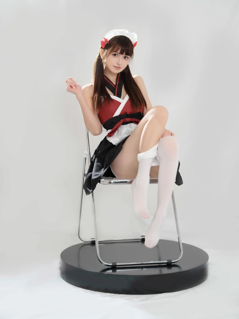河豚抚子《红衣小女仆》主题写真：25张全套美图