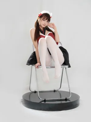 河豚抚子《红衣小女仆》主题写真：25张全套美图
