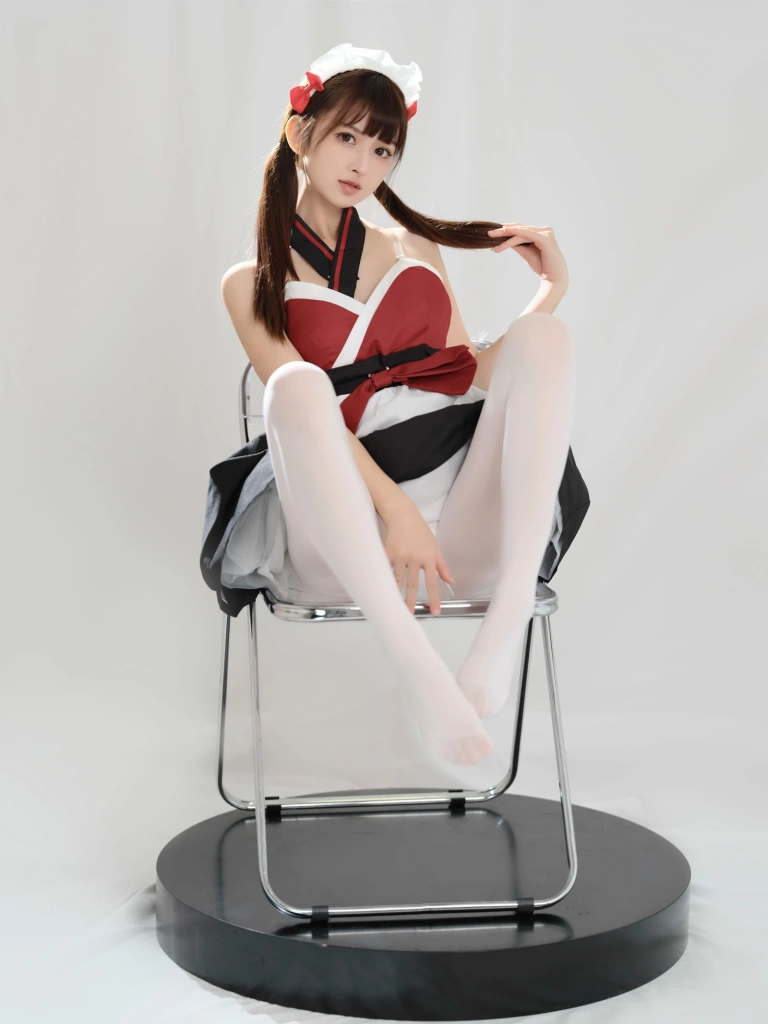 河豚抚子《红衣小女仆》主题写真：25张全套美图