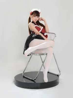 河豚抚子《红衣小女仆》主题写真：25张全套美图