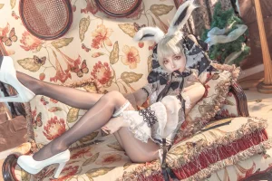 狐玖玖《碧蓝航线 可畏 白兔女郎》主题写真：25张全套美图