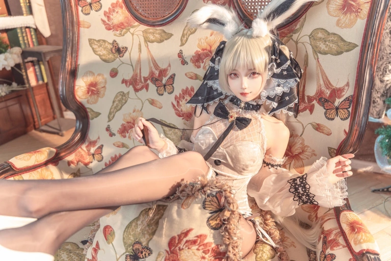 狐玖玖《碧蓝航线 可畏 白兔女郎》主题写真：25张全套美图