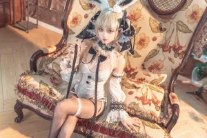 狐玖玖《碧蓝航线 可畏 白兔女郎》主题写真：25张全套美图