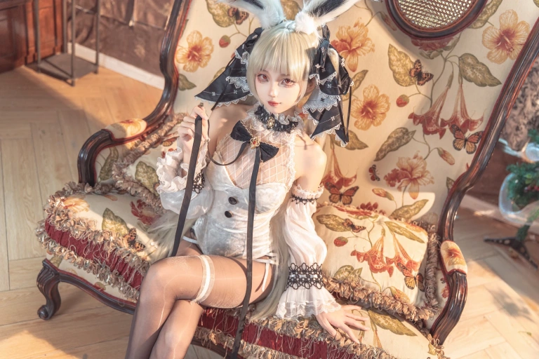 狐玖玖《碧蓝航线 可畏 白兔女郎》主题写真：25张全套美图