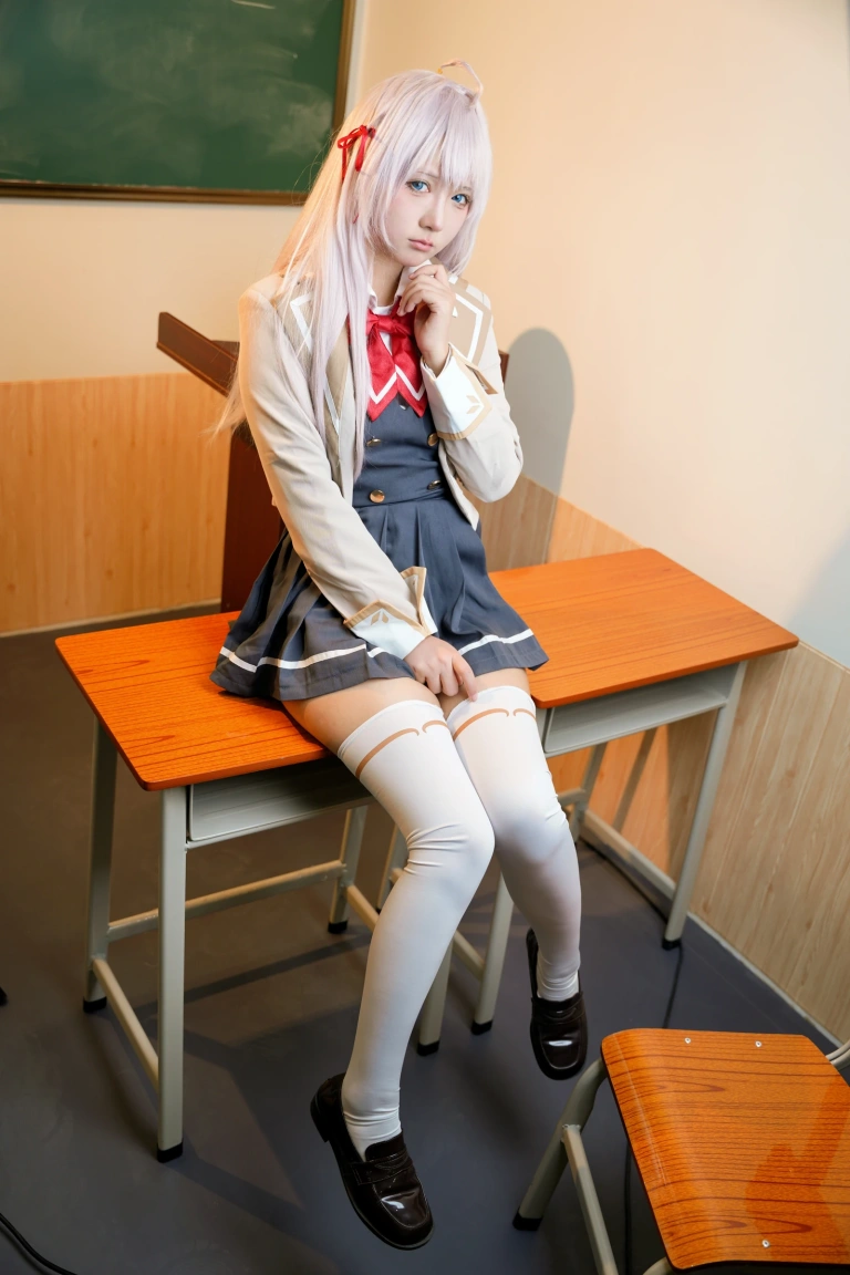 喜欢爱理吗《不时以俄语轻声遮羞的邻座艾莉同学》主题写真：30张全套美图