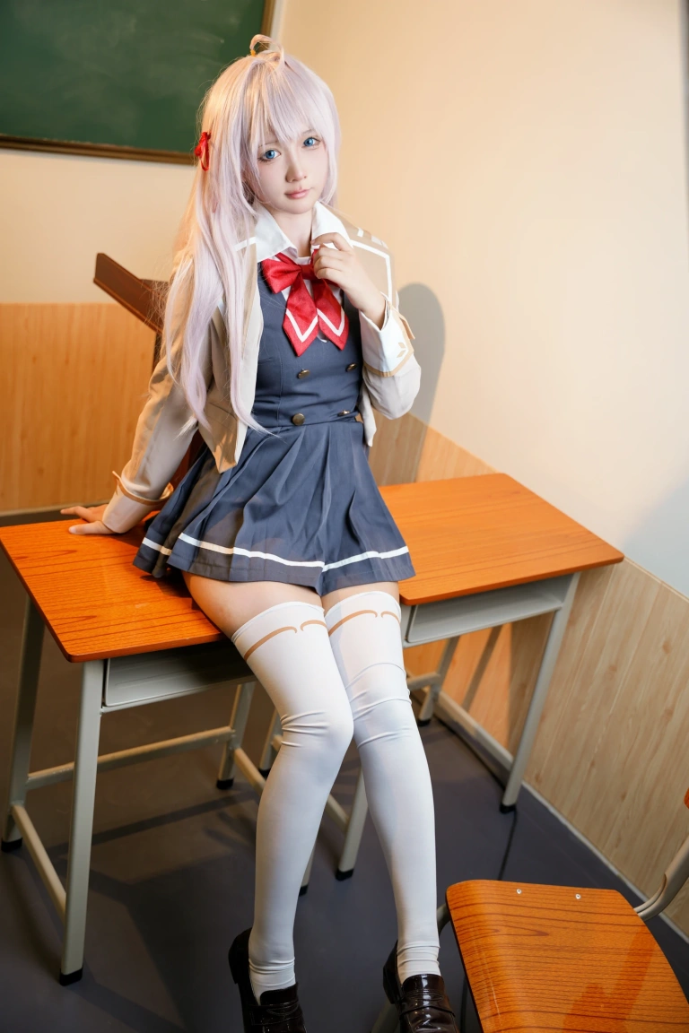 喜欢爱理吗《不时以俄语轻声遮羞的邻座艾莉同学》主题写真：30张全套美图