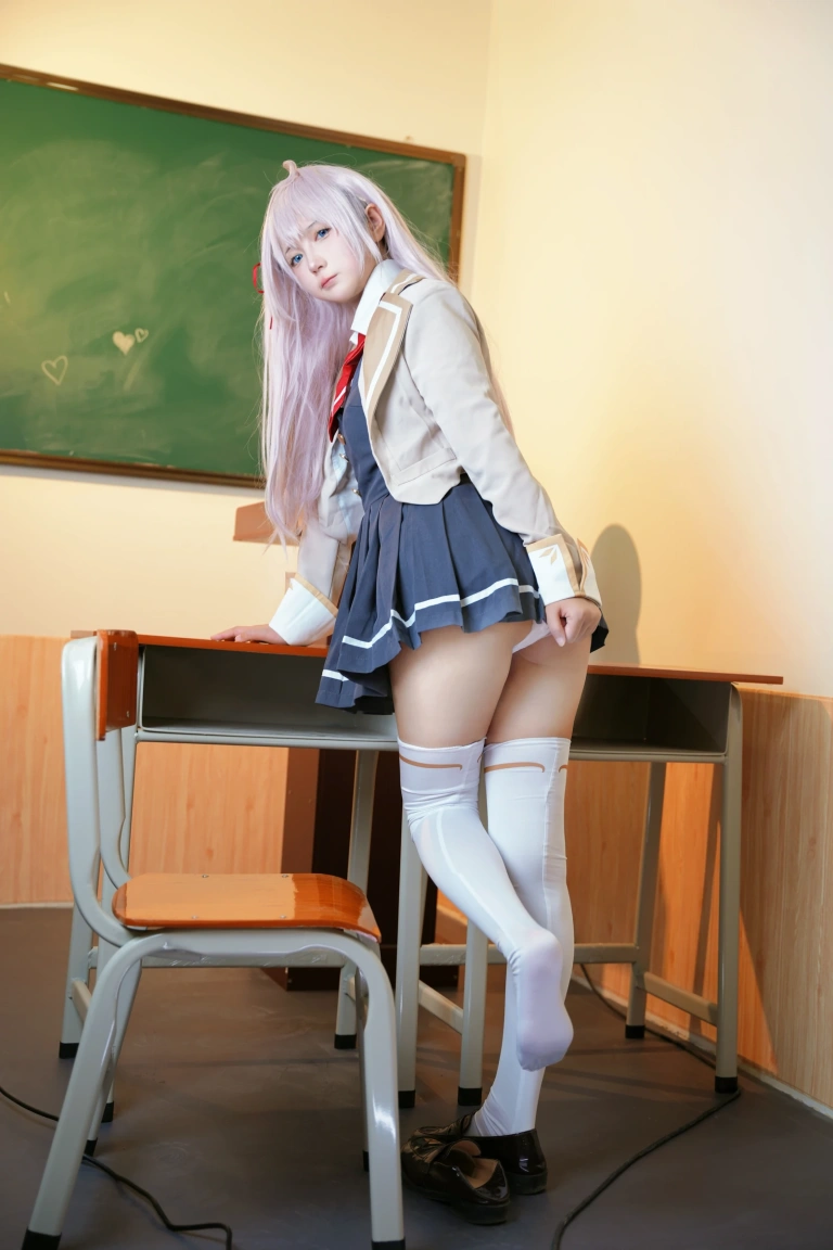 喜欢爱理吗《不时以俄语轻声遮羞的邻座艾莉同学》主题写真：30张全套美图