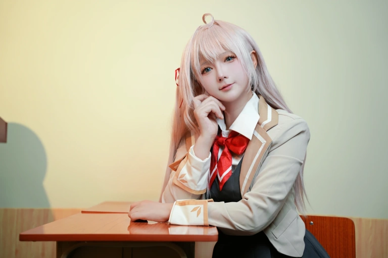 喜欢爱理吗《不时以俄语轻声遮羞的邻座艾莉同学》主题写真：30张全套美图